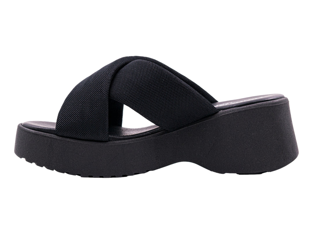 Sandalia de plataforma color negro con tira ancha de malla cruzada y suela gruesa.