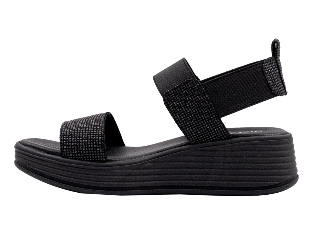 Sandalia de plataforma color negro con correas textiles y suela con relieve horizontal.