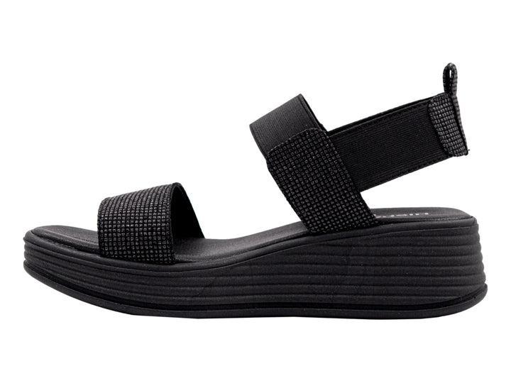 Sandalia de plataforma color negro con correas textiles y suela con relieve horizontal.