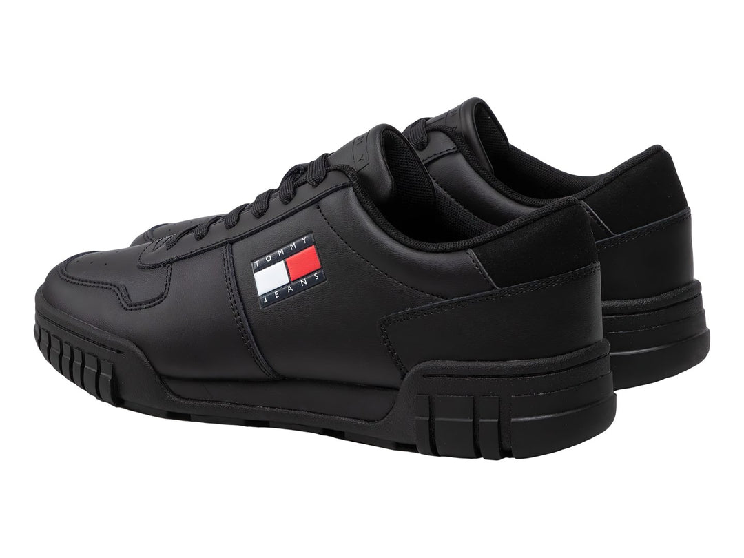 Tenis Tommy Hilfiger Retro Leather Cupsole en color negro con suela robusta y logo lateral.
