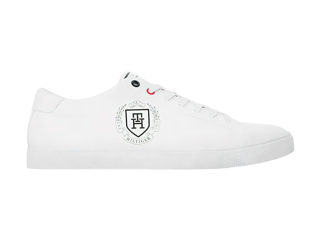 Tenis blancos de cuero sintético Tommy Hilfiger con logotipo de escudo en el lateral.