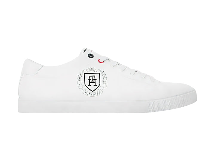 Tenis blancos de cuero sintético Tommy Hilfiger con logotipo de escudo en el lateral.