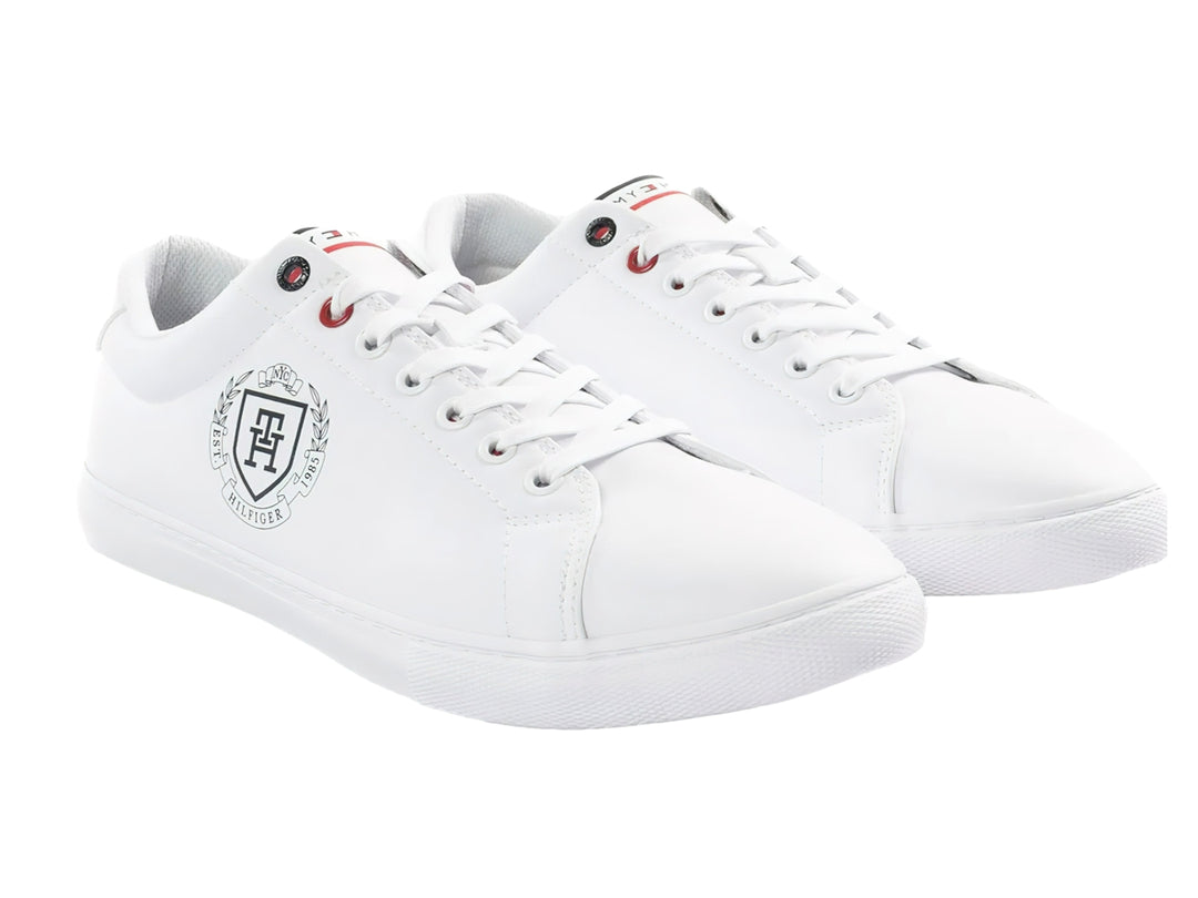 Tenis blancos de cuero sintético Tommy Hilfiger con logotipo de escudo en el lateral.
