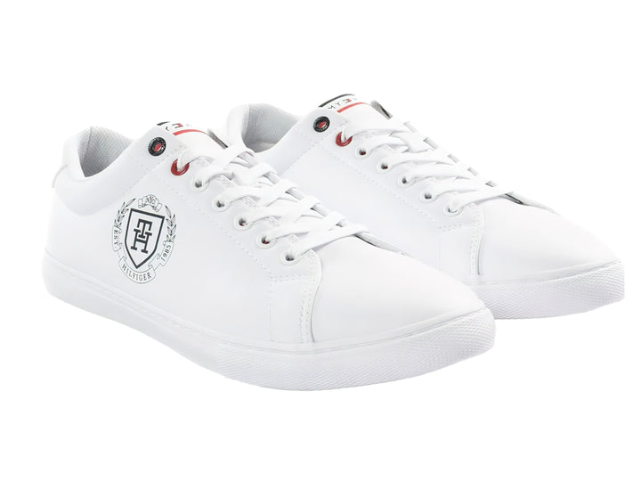 Tenis blancos de cuero sintético Tommy Hilfiger con logotipo de escudo en el lateral.