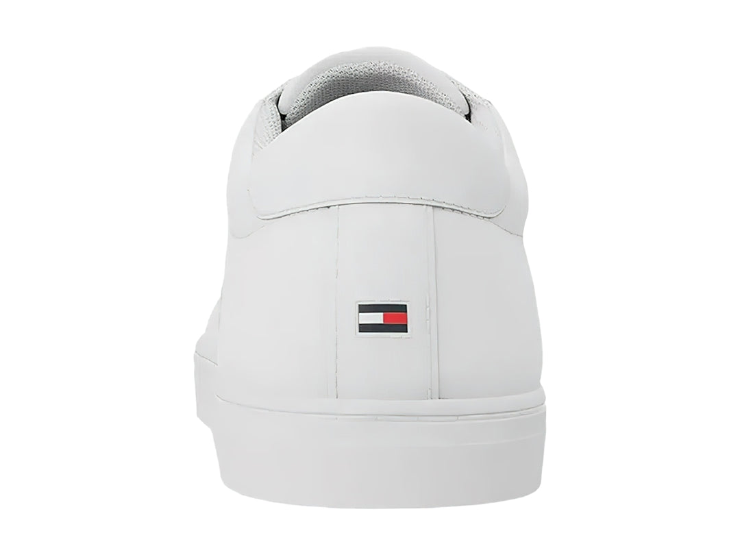 Tenis blancos de cuero sintético Tommy Hilfiger con logotipo de escudo en el lateral.