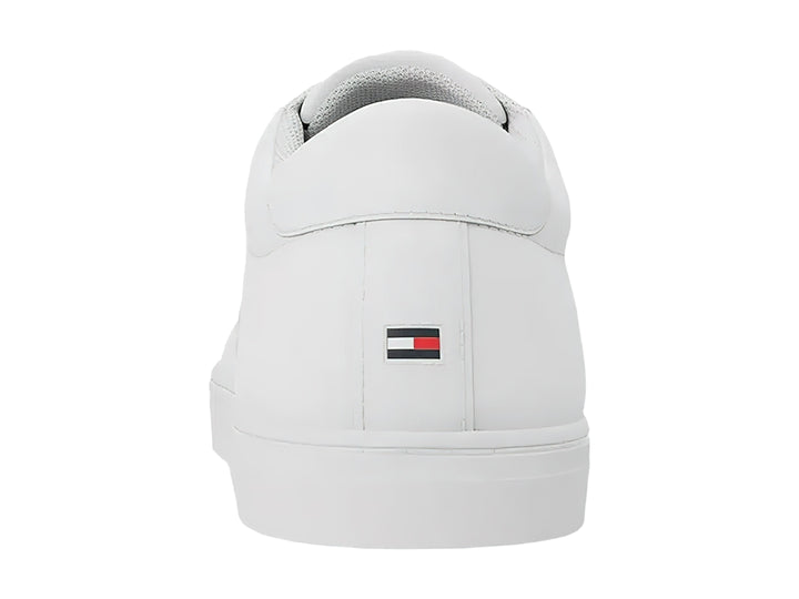 Tenis blancos de cuero sintético Tommy Hilfiger con logotipo de escudo en el lateral.
