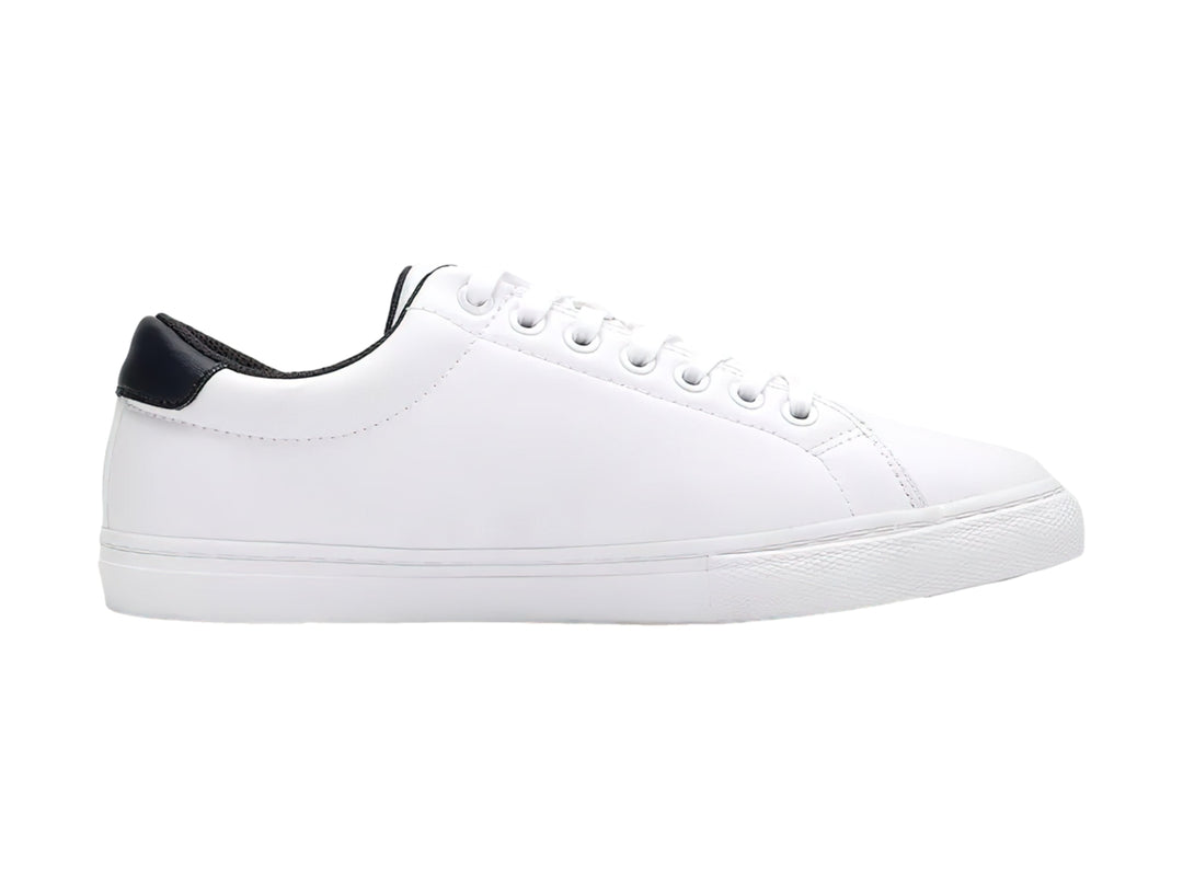 Tenis blancos de Tommy Hilfiger con detalle negro en el talón y suela blanca.