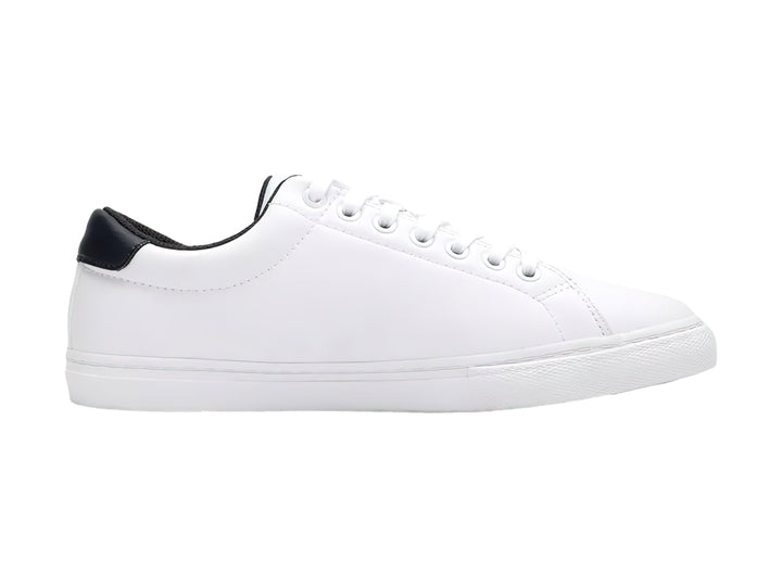 Tenis blancos de Tommy Hilfiger con detalle negro en el talón y suela blanca.
