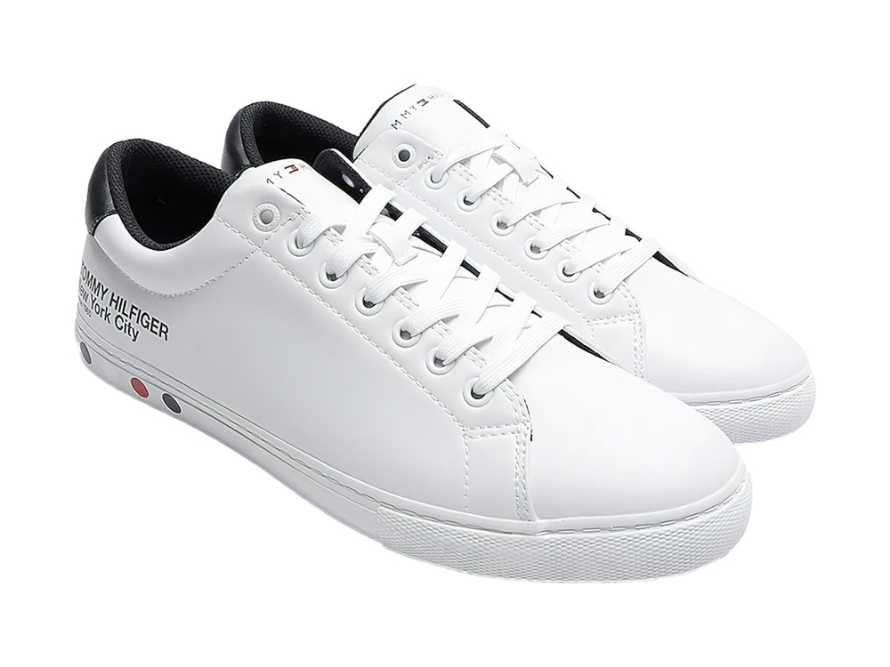 Tenis blancos de Tommy Hilfiger con detalle negro en el talón y suela blanca.