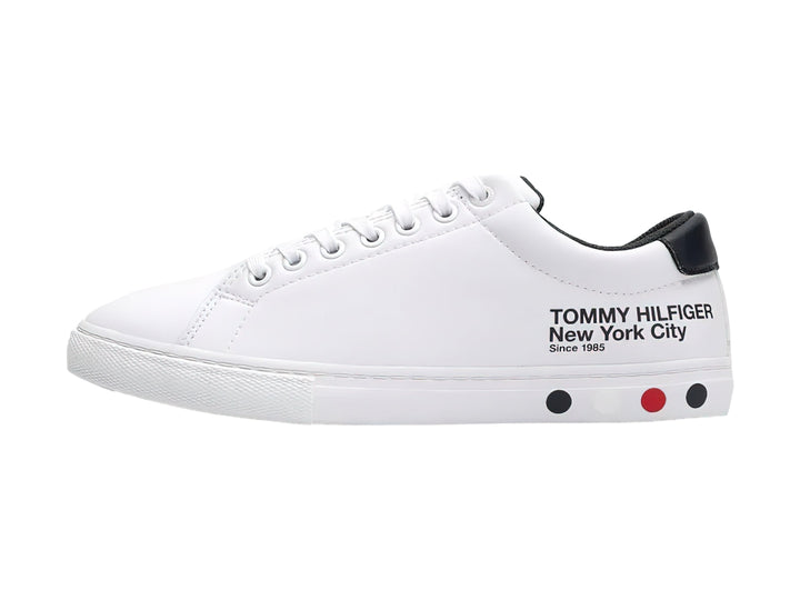 Tenis blancos de Tommy Hilfiger con detalle negro en el talón y suela blanca.