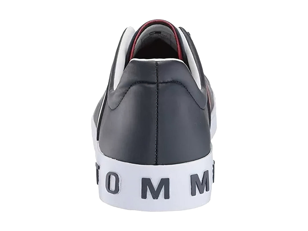 Tenis Tommy Hilfiger color negro con suela blanca y detalle de franja roja y blanca lateral.