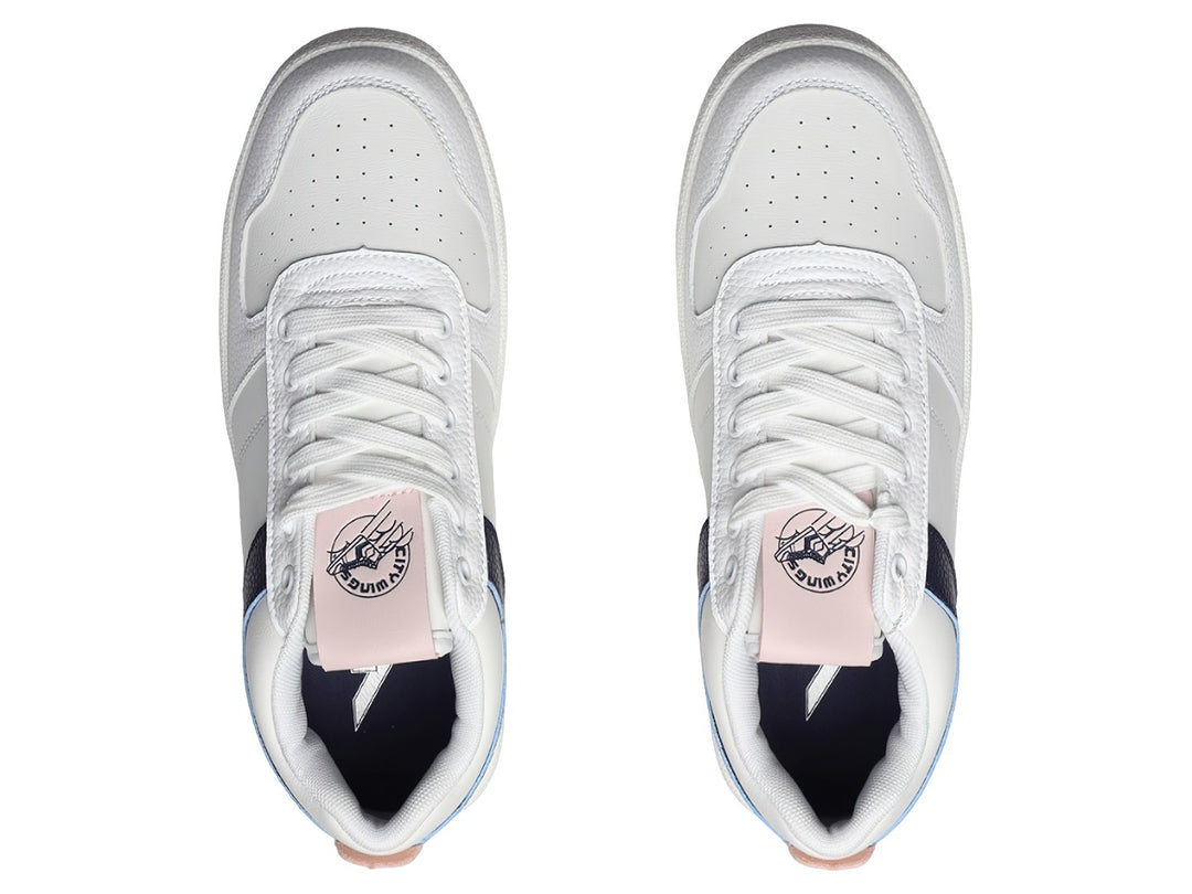 Tenis PONY blancos con franja azul marino y detalle rosa en el talón.