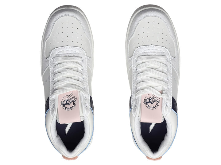 Tenis PONY blancos con franja azul marino y detalle rosa en el talón.