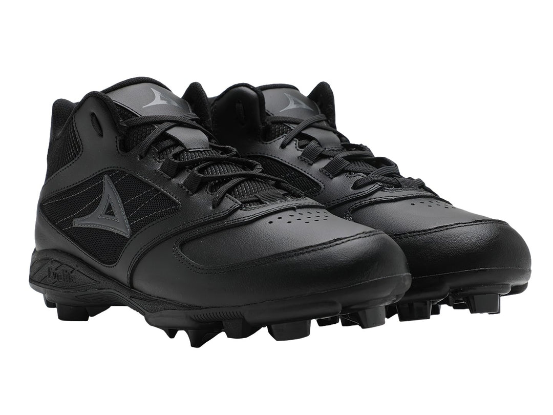 Zapato de béisbol marca Pirma en color negro con suela de tacos y acabado sintético mate.
