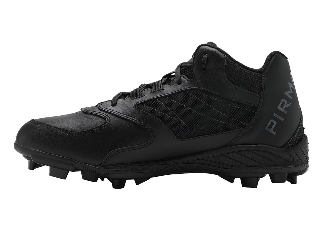Zapato de béisbol marca Pirma en color negro con suela de tacos y acabado sintético mate.