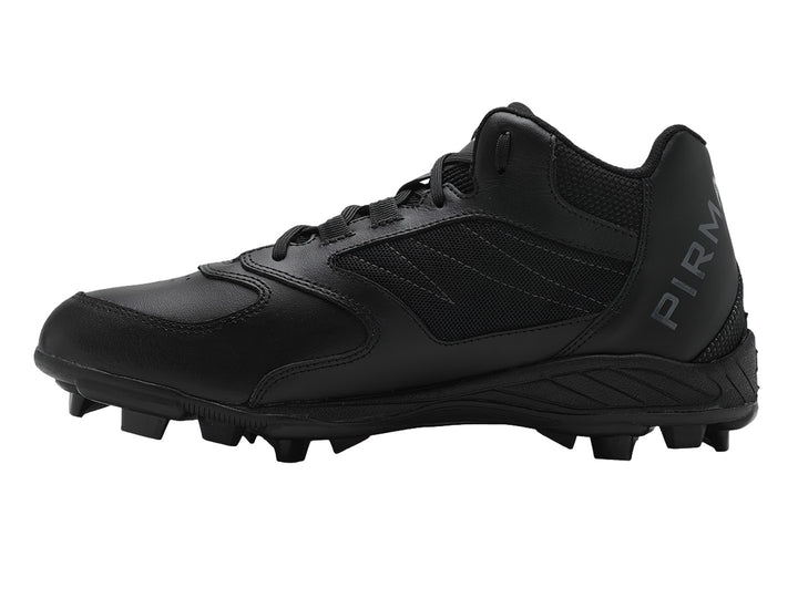 Zapato de béisbol marca Pirma en color negro con suela de tacos y acabado sintético mate.