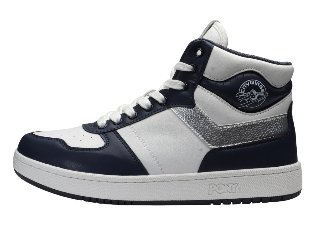 Tenis PONY City Wings Hi en colores blanco y azul marino con detalles plateados y suela blanca.