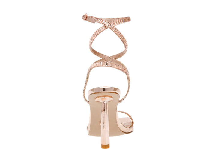 Sandalia de tacón alto color oro rosa con tiras envolventes y punta cuadrada.