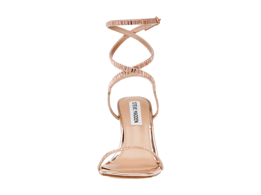 Sandalia de tacón alto color oro rosa con tiras envolventes y punta cuadrada.
