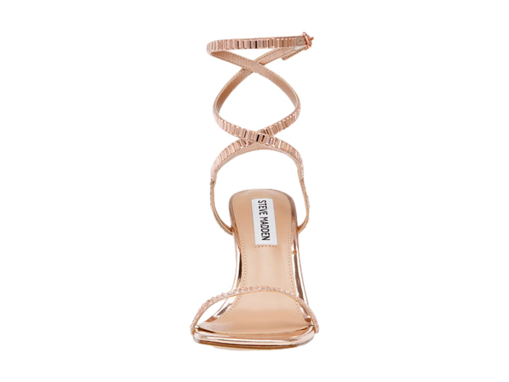 Sandalia de tacón alto color oro rosa con tiras envolventes y punta cuadrada.