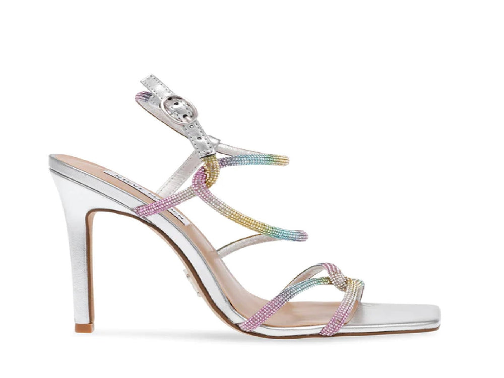 Sandalia plateada de tacón alto Steve Madden con tiras decoradas con cristales multicolores y punta cuadrada.