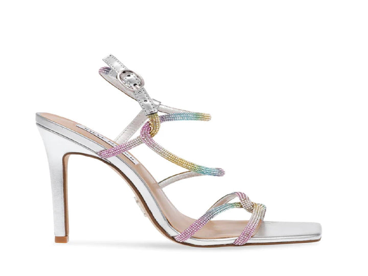 Sandalia plateada de tacón alto Steve Madden con tiras decoradas con cristales multicolores y punta cuadrada.