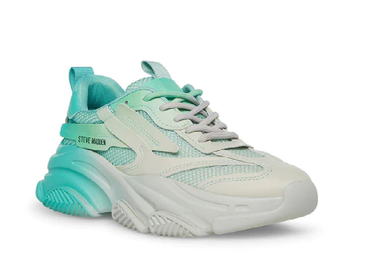 Tenis Steve Madden Posses Ion en colores turquesa y blanco con suela ancha y estilo deportivo moderno.