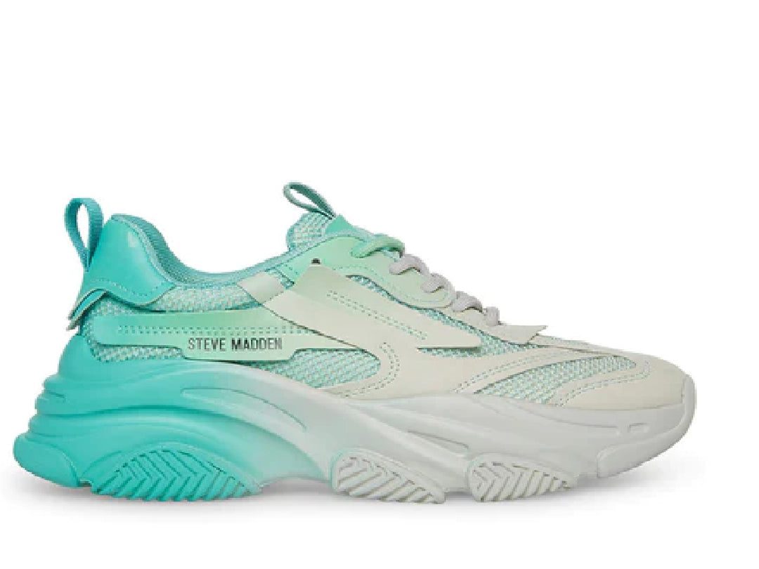 Tenis Steve Madden Posses Ion en colores turquesa y blanco con suela ancha y estilo deportivo moderno.