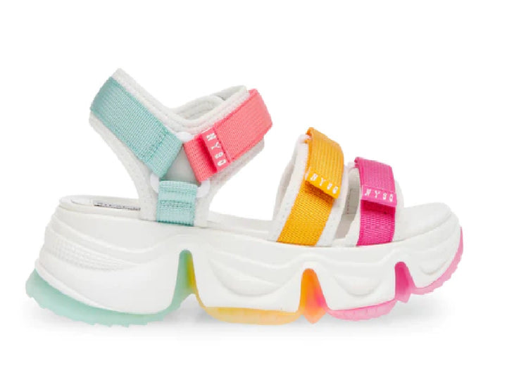 Sandalias Steve Madden blancas con correas multicolores en rosa, amarillo y azul con suela de plataforma gruesa.