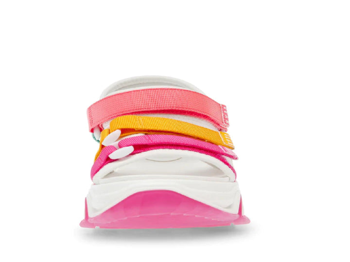 Sandalias Steve Madden blancas con correas multicolores en rosa, amarillo y azul con suela de plataforma gruesa.