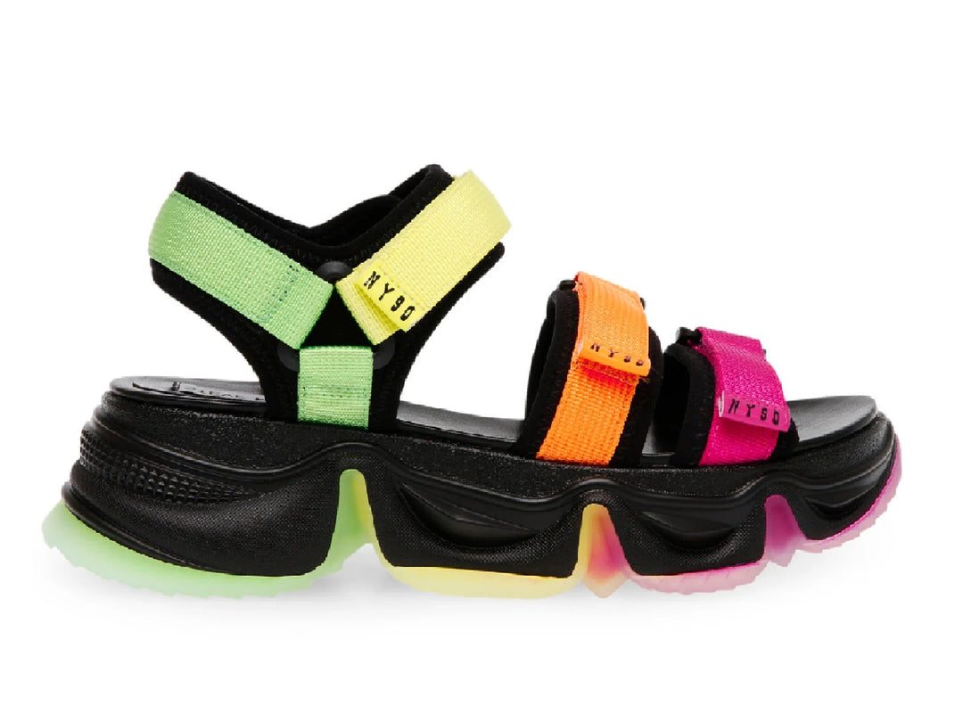 Sandalia Steve Madden Chakra con plataforma negra y tiras en colores neón multicolor.