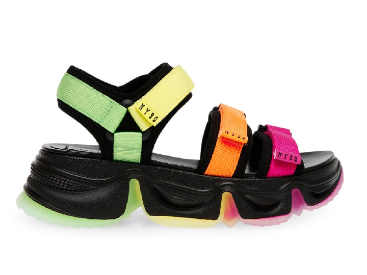 Sandalia Steve Madden Chakra con plataforma negra y tiras en colores neón multicolor.
