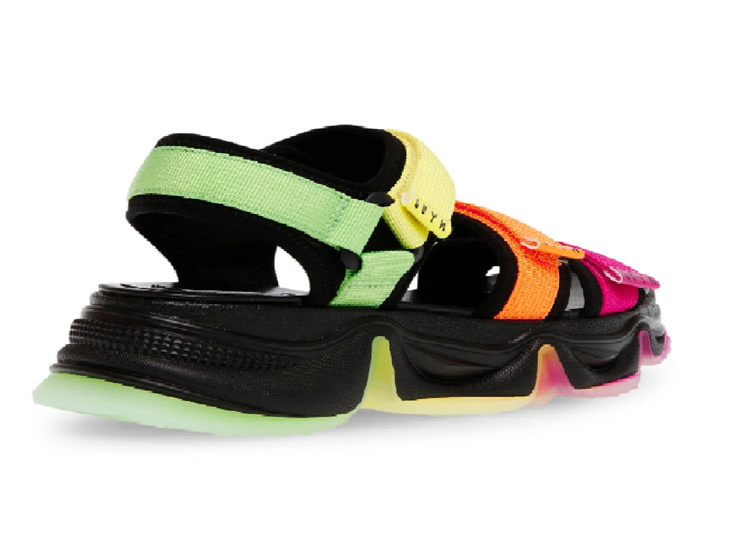 Sandalia Steve Madden Chakra con plataforma negra y tiras en colores neón multicolor.