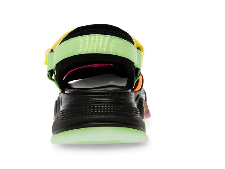 Sandalia Steve Madden Chakra con plataforma negra y tiras en colores neón multicolor.