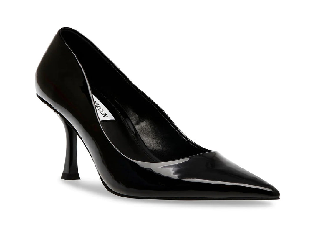 Zapato de tacón alto estilo stiletto en color negro brillante con punta afilada.