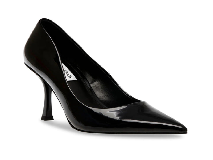 Zapato de tacón alto estilo stiletto en color negro brillante con punta afilada.