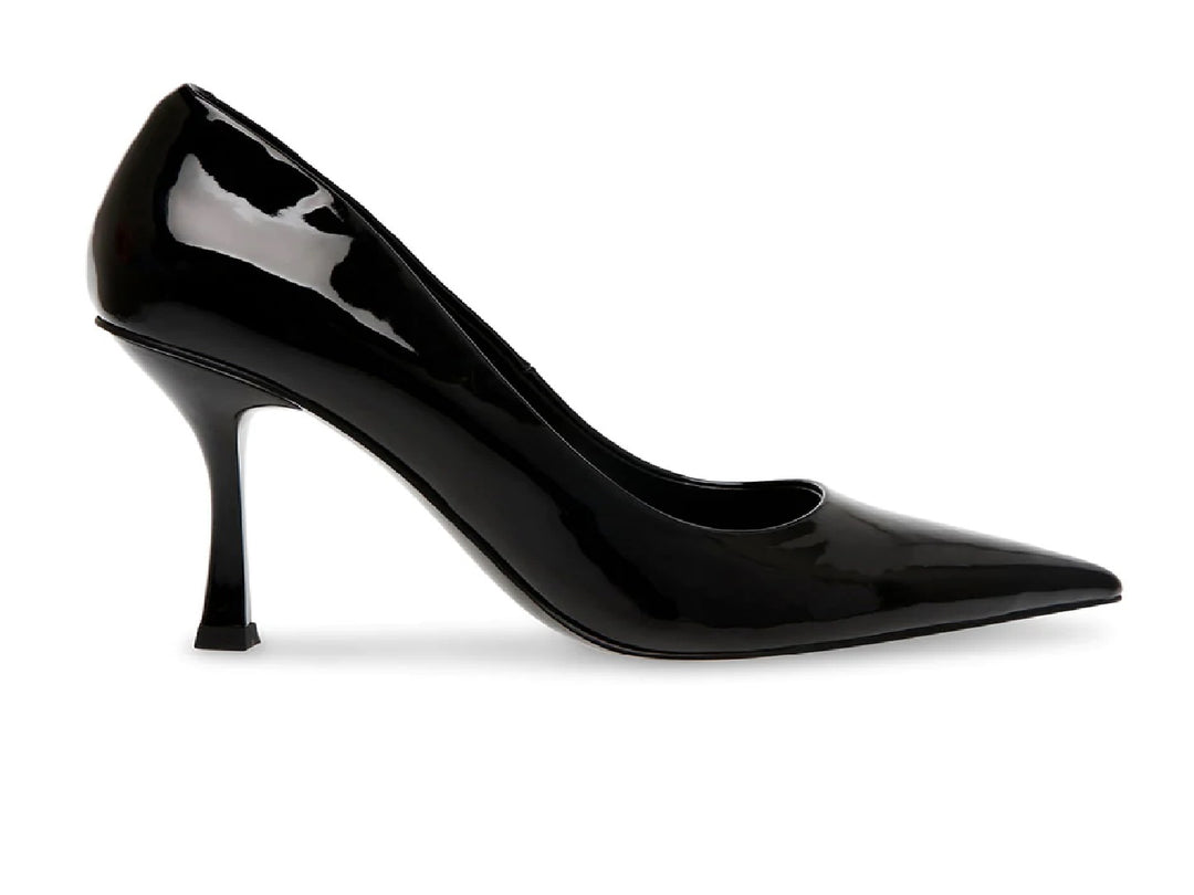 Zapato de tacón alto estilo stiletto en color negro brillante con punta afilada.