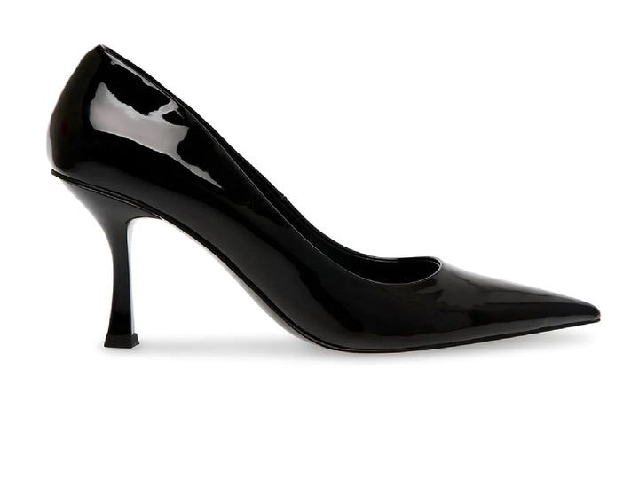 Zapato de tacón alto estilo stiletto en color negro brillante con punta afilada.
