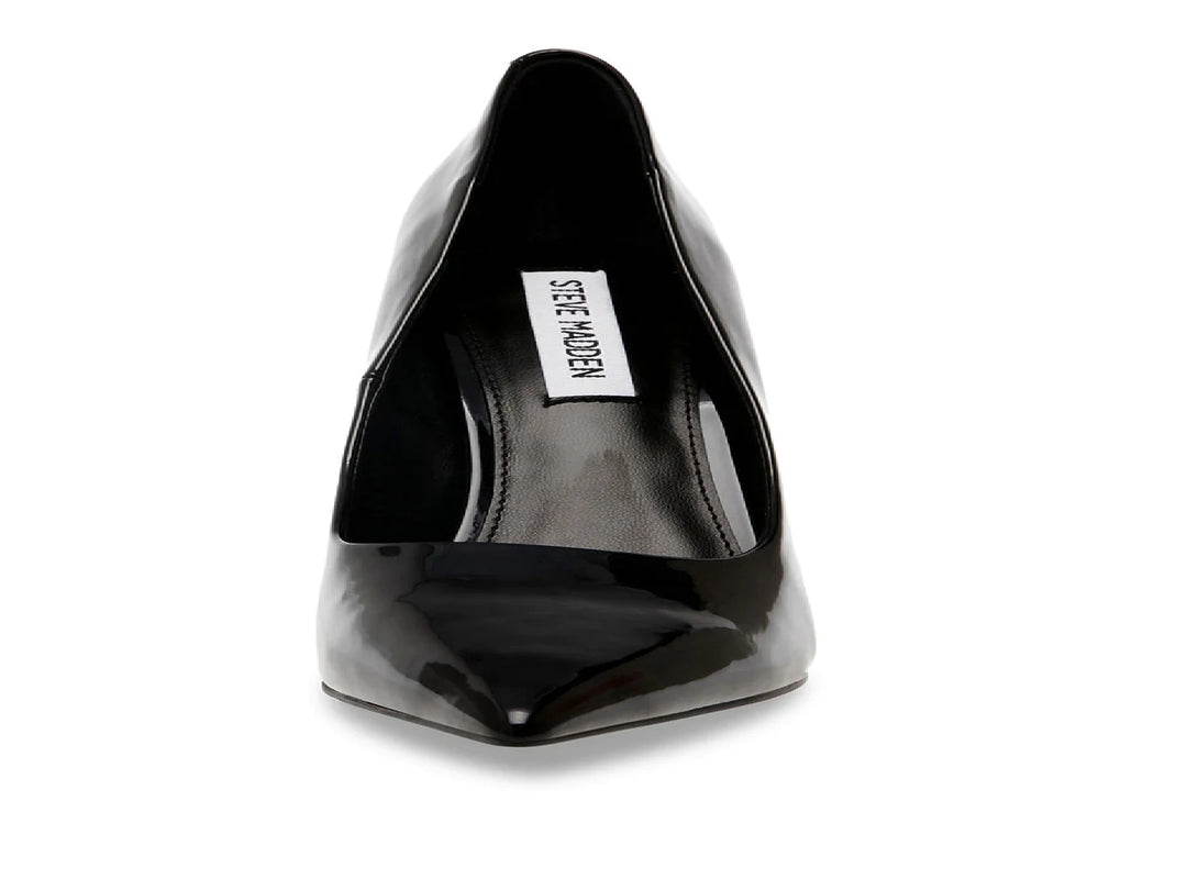 Zapato de tacón alto estilo stiletto en color negro brillante con punta afilada.