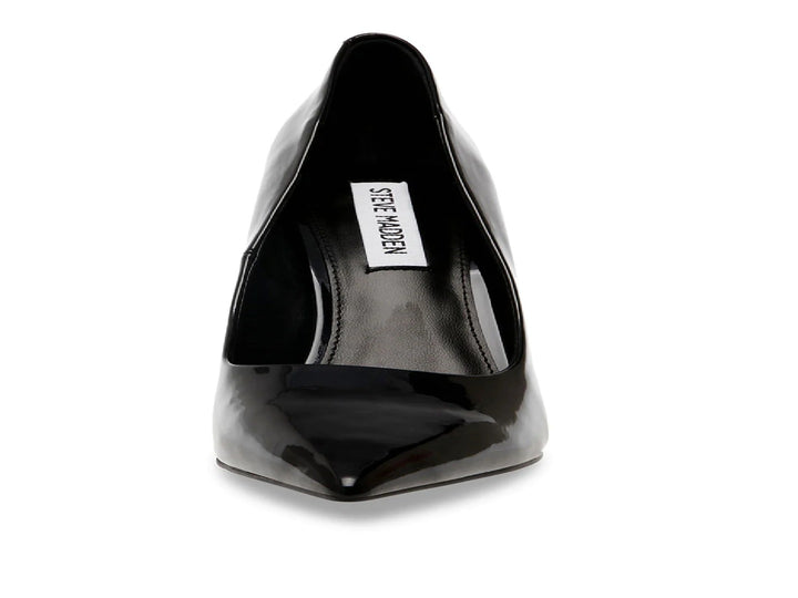 Zapato de tacón alto estilo stiletto en color negro brillante con punta afilada.