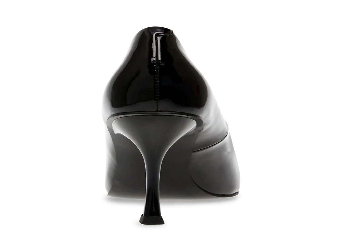 Zapato de tacón alto estilo stiletto en color negro brillante con punta afilada.