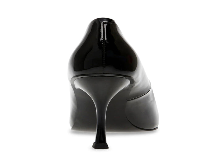 Zapato de tacón alto estilo stiletto en color negro brillante con punta afilada.