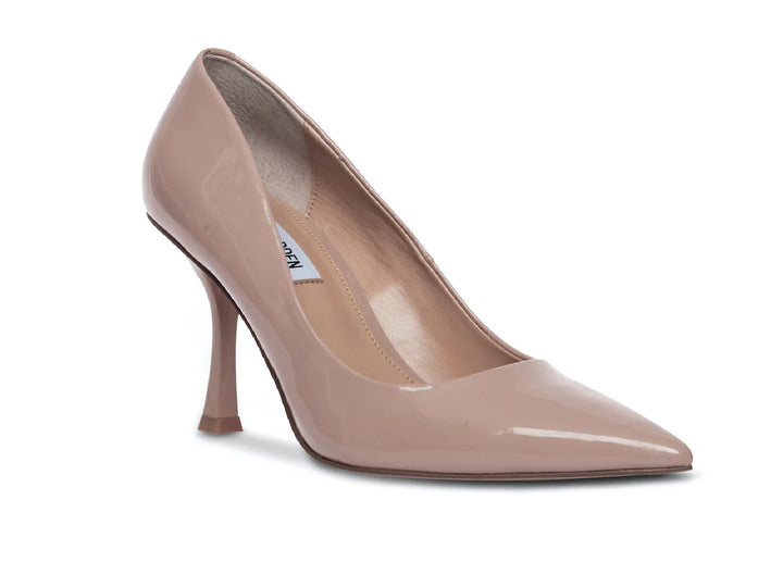 Zapato de tacón alto puntiagudo color blush con acabado brillante.