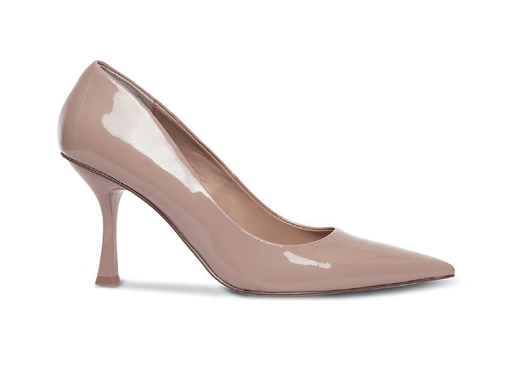 Zapato de tacón alto puntiagudo color blush con acabado brillante.
