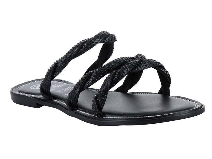 Sandalia plana de color negro con tiras trenzadas en la parte superior.