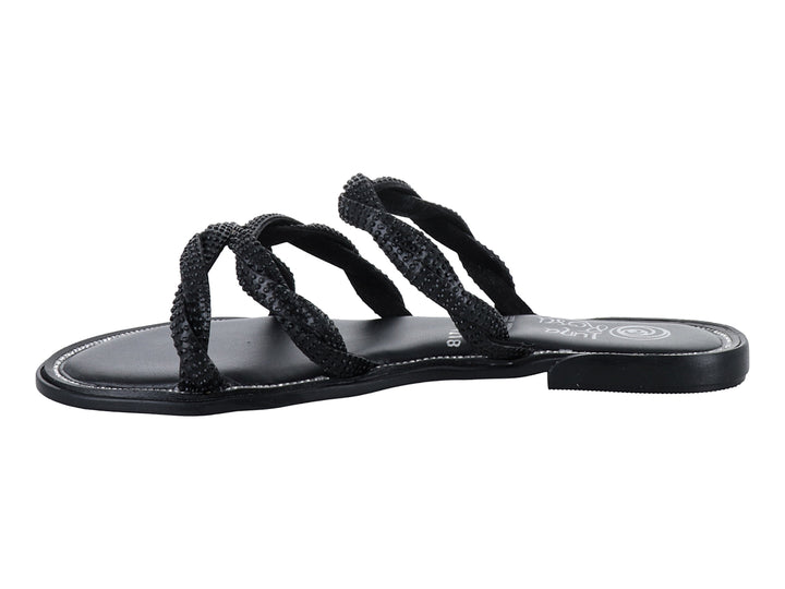 Sandalia plana de color negro con tiras trenzadas en la parte superior.