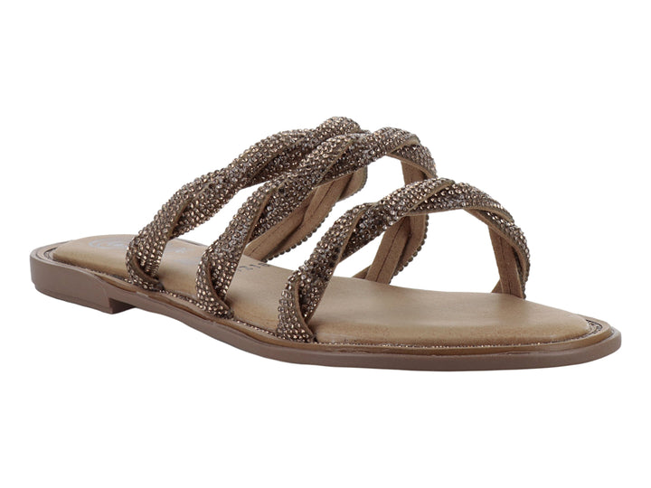 Sandalia plana color oro con tiras trenzadas y detalles brillantes.