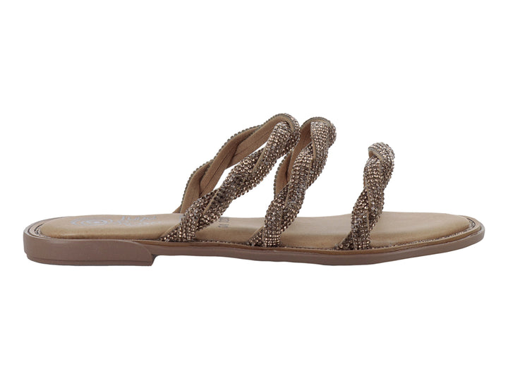Sandalia plana color oro con tiras trenzadas y detalles brillantes.