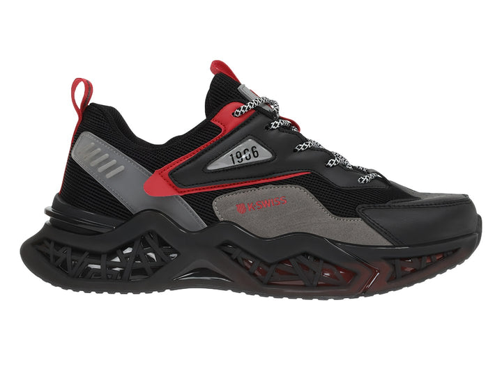 Tenis deportivos K-Swiss color negro con acentos en rojo y gris y suela robusta.