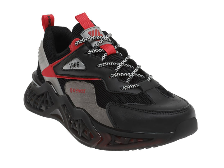 Tenis deportivos K-Swiss color negro con acentos en rojo y gris y suela robusta.
